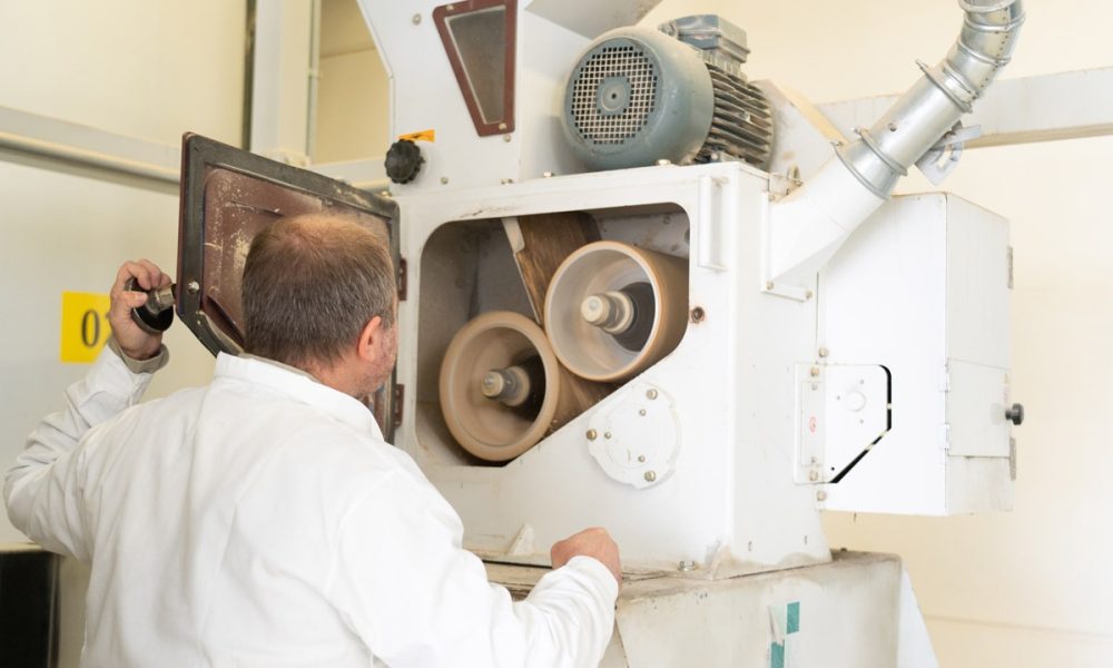 Alberto Grazia osserva da vicino una parte dell'impianto